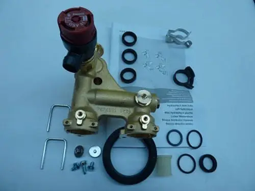 Hydraulisches Bauteil von Remeha, bestehend aus dem hydroblock, Dichtungen, Schrauben und Montagezubehör, auf einem weißen Untergrund angeordnet.